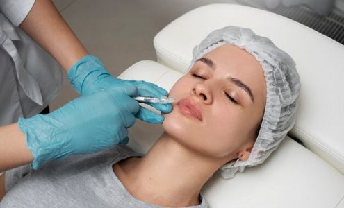 Jak Kwas Hialuronowy Może Pomóc Osiągnąć Naturalny Efekt Pełnych Ust