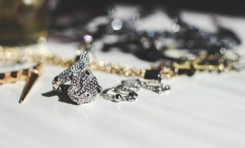 Jak wybrać idealną biżuterię na wyjątkowe okazje?