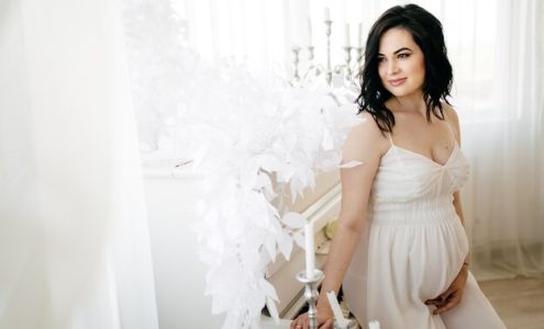 Jak wybrać idealną sukienkę na wesele będąc w ciąży?