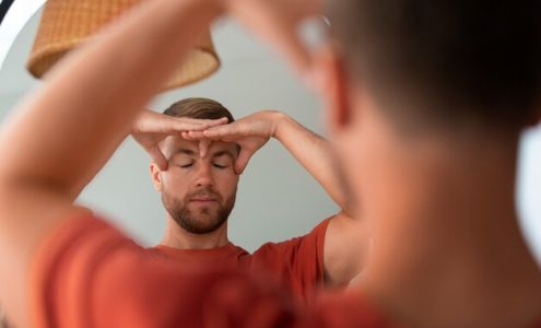 Jak rozpoznać subtelne sygnały problemów z tożsamością i relacjami międzyludzkimi?