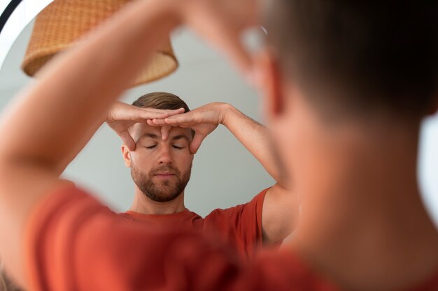 Jak rozpoznać subtelne sygnały problemów z tożsamością i relacjami międzyludzkimi?