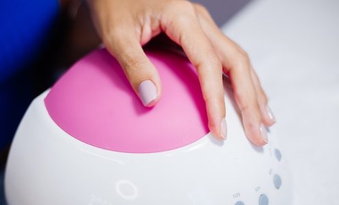 Jak wybrać idealną lampę do paznokci hybrydowych i żelowych?