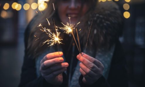Jak Bezpiecznie Korzystać z Pirotechniki na Domowych Imprezach