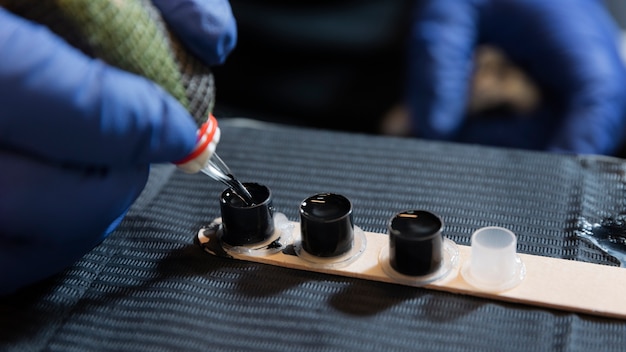 Ewolucja technologii w branży tatuażu: od tradycyjnych narzędzi do nowoczesnych rozwiązań