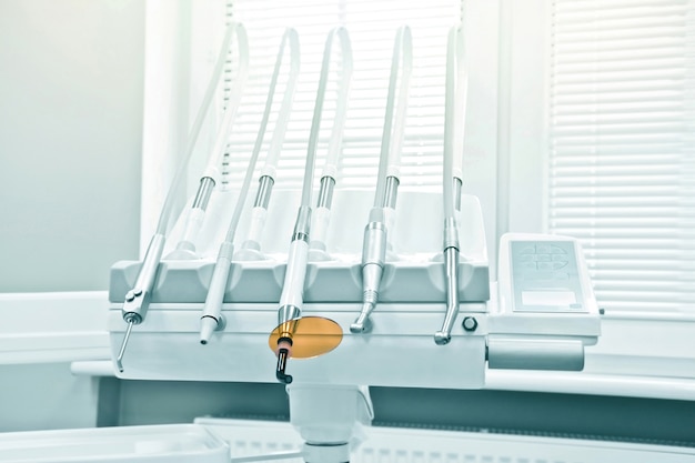 Nowoczesne narzędzia stomatologiczne: Innowacje, które ułatwiają pracę dentystom